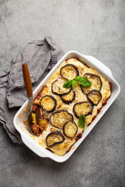 Piatto greco al forno Moussaka dall'alto — Foto Stock