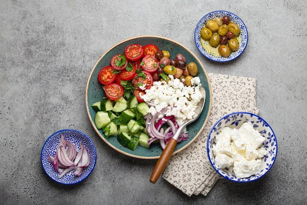 Görög saláta zöldségekkel és feta sajttal felülről — Stock Fotó