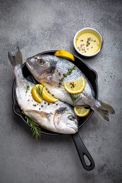 Poisson cru dorade ou dorado dans une poêle en fonte d'en haut — Photo