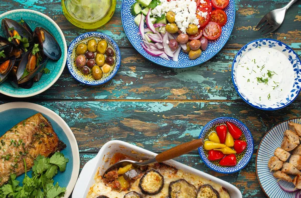 Platos de comida griega surtidos de espacio de copia por encima —  Fotos de Stock