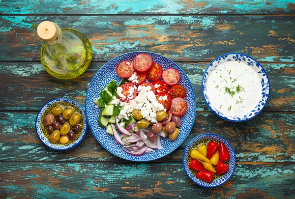 Görög saláta zöldségekkel, feta sajttal és előételekkel felülről — Stock Fotó