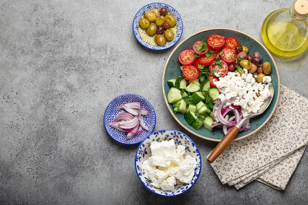 Görög saláta zöldségekkel és feta sajttal a másolótér felett — Stock Fotó