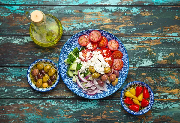 Görög saláta zöldségekkel, feta sajttal és előételekkel felülről — Stock Fotó