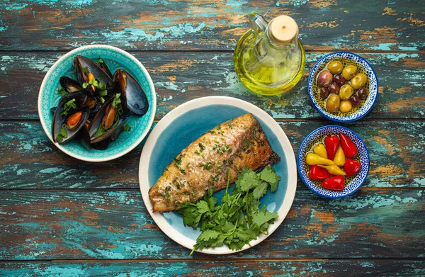 Grekisk måltid med grillad fisk och aptitretare — Stockfoto
