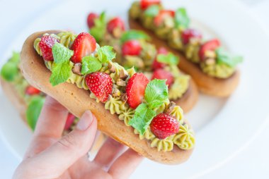 Krem ve çilek ile tepesinde ile Fransız eklerleri şanti, 