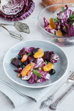 Pancar, portakal, radicchio, zeytin salata