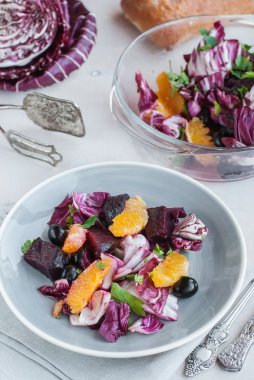 Pancar, portakal, radicchio, zeytin salata. Seçici odak