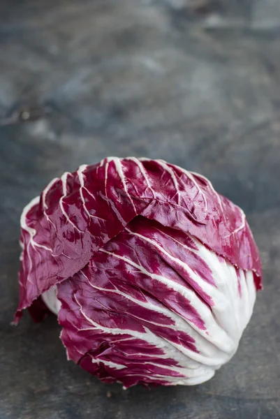 Radicchio röd sallad på trä bakgrund. Vertikal — Stockfoto