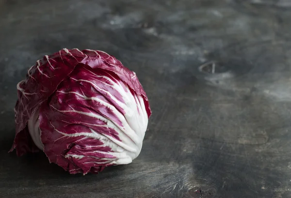 Salade rouge radicchio sur fond bois. Horisontal — Photo