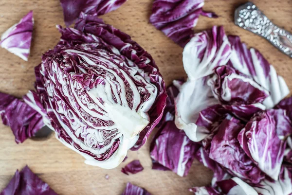 Skivad radicchio på träbord. Selektiv inriktning. Närbild — Stockfoto