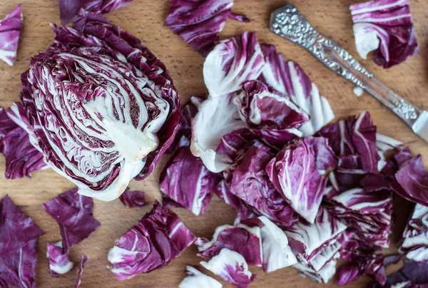 Skivad radicchio på träbord. Selektiv inriktning — Stockfoto