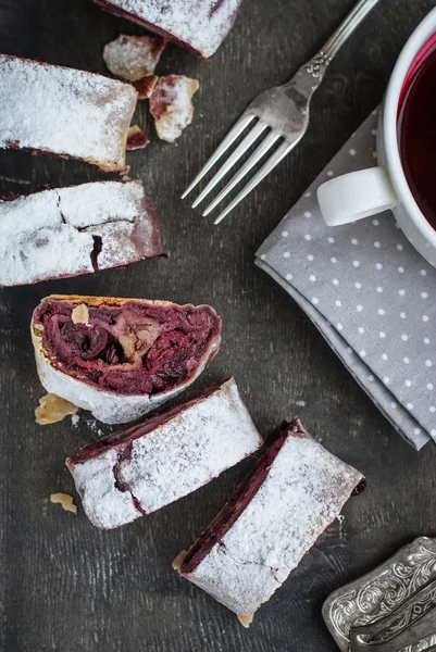 Strudel de cereza y nogal sobre una mesa de madera oscura. Primer plano. — Foto de Stock