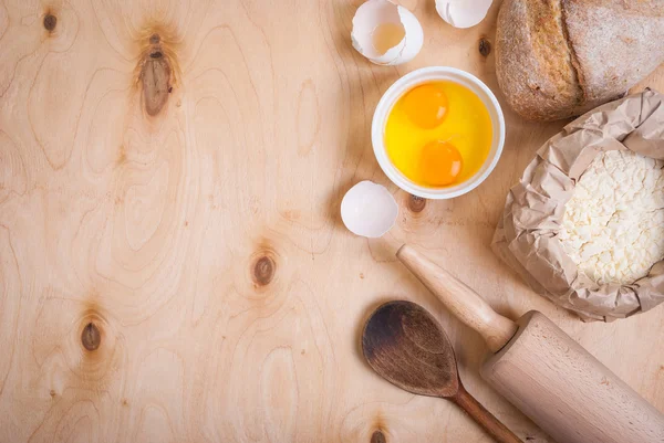 Baking background with bread, eggshell, flour, rolling pin. Clos — Stock Photo, Image