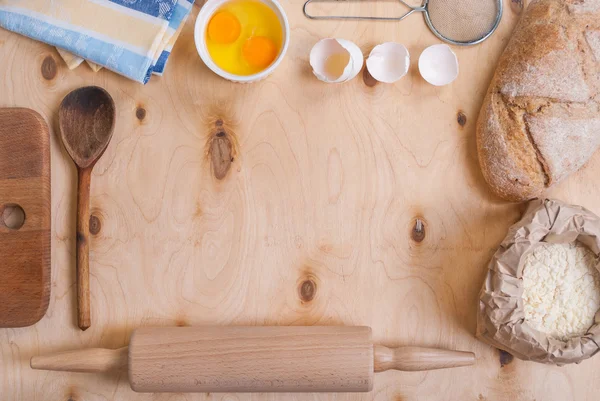 Baking background with cutting board, eggshell, flour, rolling p — Stock Photo, Image