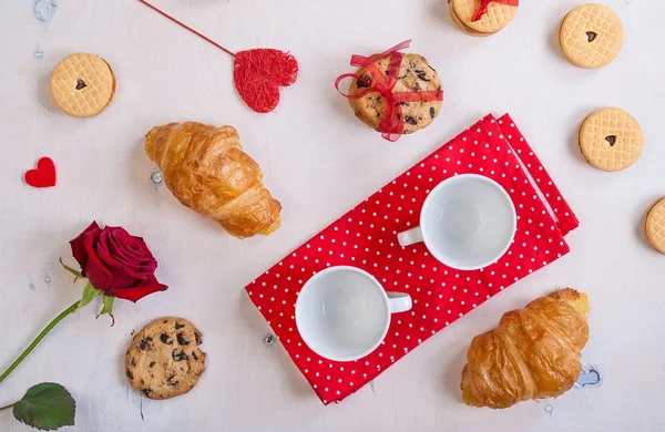 Valentines day background. Breakfast with cookies and roses — Stock Photo, Image