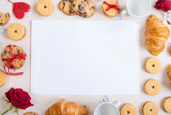 Valentines day background. Blank note with cookies and roses — Stock Photo, Image