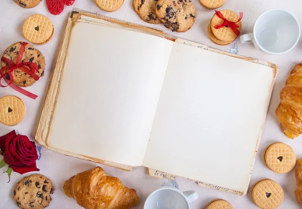 Fondo del día de San Valentín. Libro en blanco con galletas y rosas — Foto de Stock