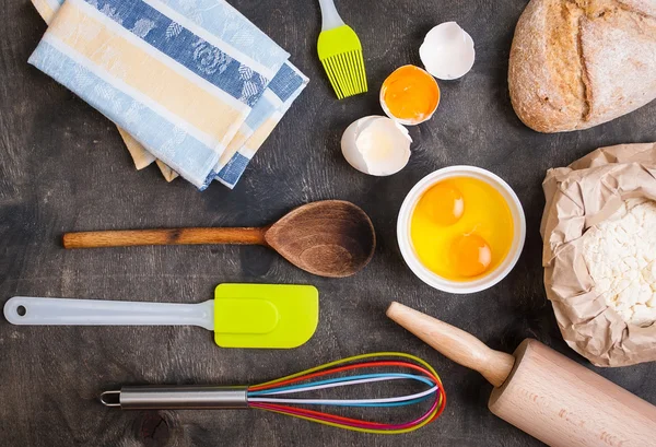 Memanggang peralatan dapur di atas meja kayu yang dipapan antik dari atas — Stok Foto