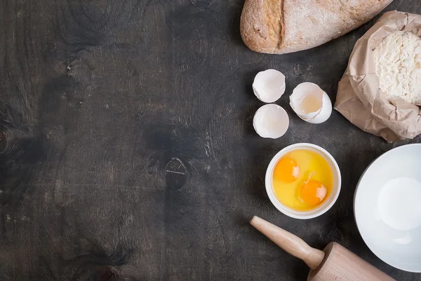 Bakning bakgrund med äggskal, bröd, mjöl, kavel — Stockfoto