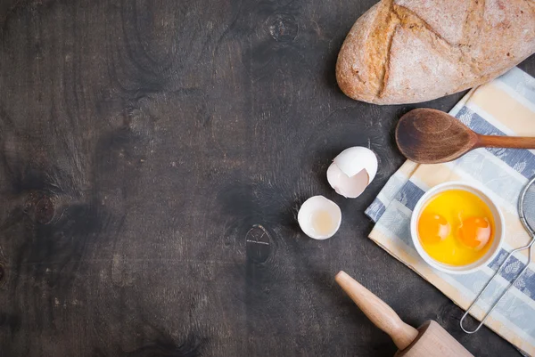 Memanggang latar belakang dengan cangkang telur, roti, tepung, rolling pin — Stok Foto