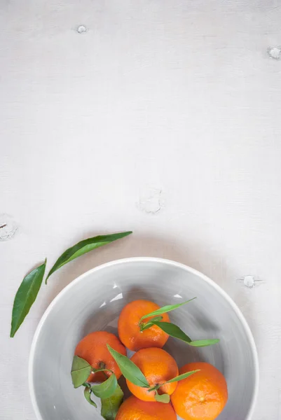 Mandarinas sobre fondo de madera blanca. Ideal para portada de libro — Foto de Stock
