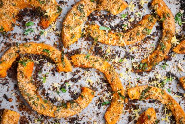 Kagit üzerinde otlar ile kavrulmuş kabak dilimleri. Portre