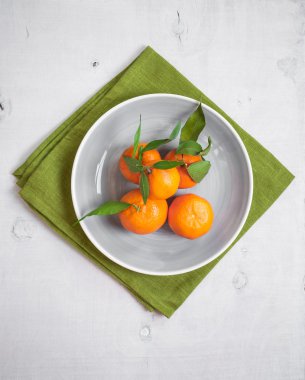 Mandalina Beyaz ahşap zemin ve yeşil kumaş