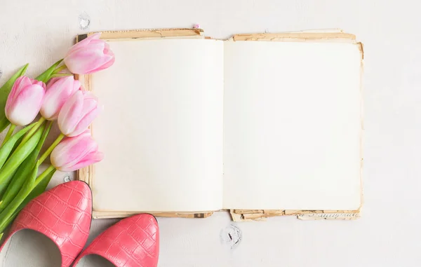 Tulipanes rosados y libro en blanco con zapatos de mujer sobre madera blanca —  Fotos de Stock