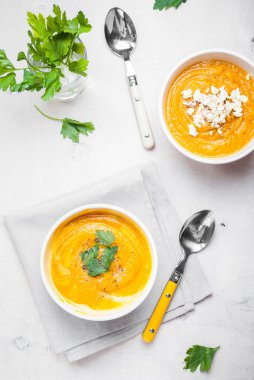 Maydanoz geçmişi olan balkabağı çorbası