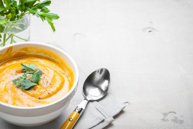 Maydanoz geçmişi olan balkabağı çorbası