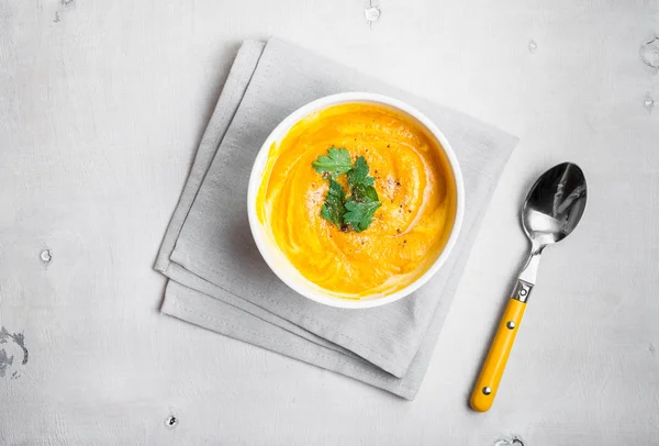 Kürbissuppe mit Petersilienhintergrund — Stockfoto