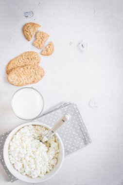 Süzme peynir, tahıl çerezleri, süt ile sağlıklı kahvaltı