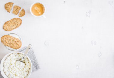 Süzme peynir, tahıl çerezleri, süt ile sağlıklı kahvaltı