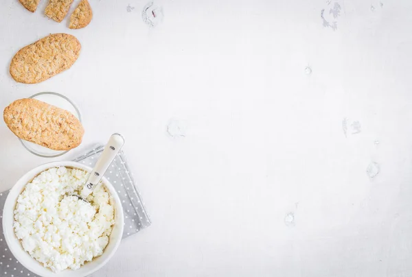 Colazione sana con ricotta, biscotti al grano, latte — Foto Stock