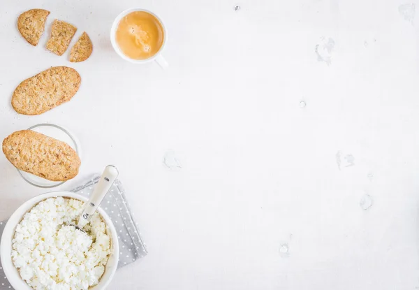 Healthy breakfast with cottage cheese, grain cookies, milk — Stock Photo, Image