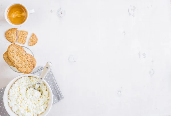 Healthy breakfast with cottage cheese, grain cookies, milk — Stock Photo, Image