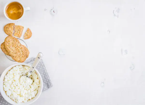 Здоровый завтрак с творогом, зерновым печеньем, молоком — стоковое фото