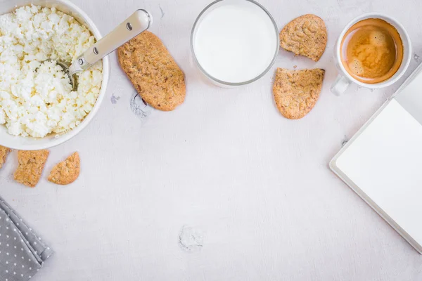 Healthy breakfast with cottage cheese, grain cookies, milk — Stock Photo, Image