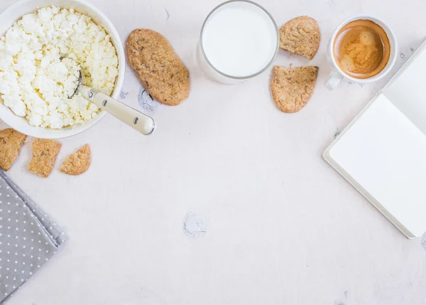 Healthy breakfast with cottage cheese, grain cookies, milk — Stock Photo, Image