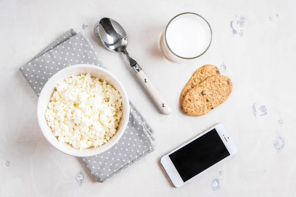 Здоровый завтрак с творогом, зерновым печеньем, молоком — стоковое фото