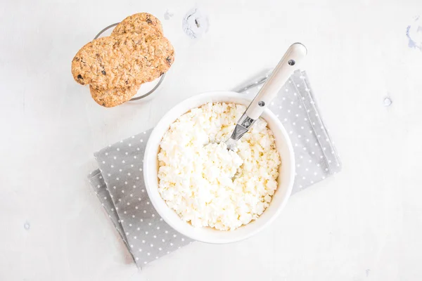 Desayuno saludable con queso cottage, galletas de grano, leche — Foto de Stock