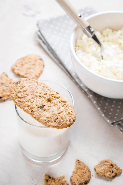 Healthy breakfast with cottage cheese, grain cookies, milk — Stock Photo, Image