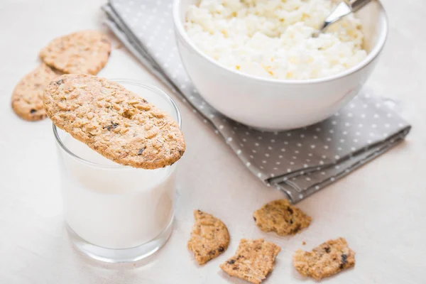 Healthy breakfast with cottage cheese, grain cookies, milk — Stock Photo, Image