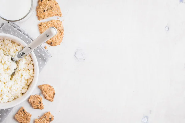 Healthy breakfast with cottage cheese, grain cookies, milk — Stock Photo, Image