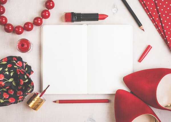 Натюрморт модной женщины. Женский косметический фон
