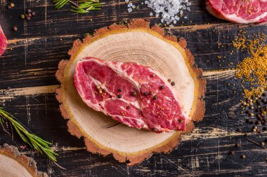 Koyu ahşap arka plan kavurma için hazır çiğ et sulu biftek