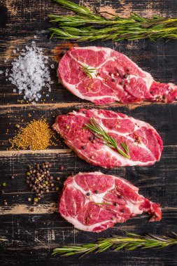 Koyu ahşap arka plan kavurma için hazır çiğ et biftek