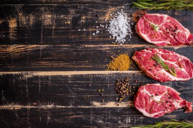 Koyu ahşap arka plan kavurma için hazır çiğ et biftek