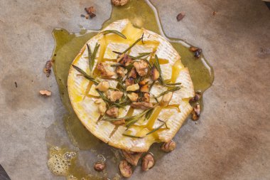 Delicious camembert tatlım, ceviz, otlar ve armut ile pişmiş