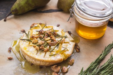 Delicious camembert tatlım, ceviz, otlar ve armut ile pişmiş
